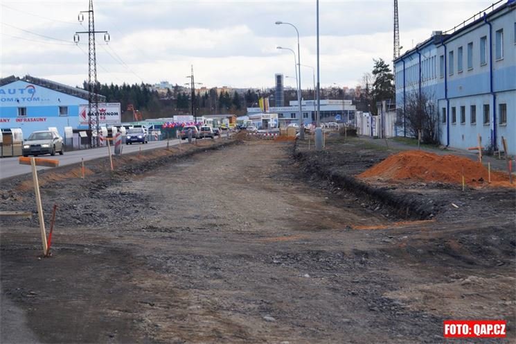 Stavba nové dvouproudové silnice na Jateční, která bude navazovat na nový most. 