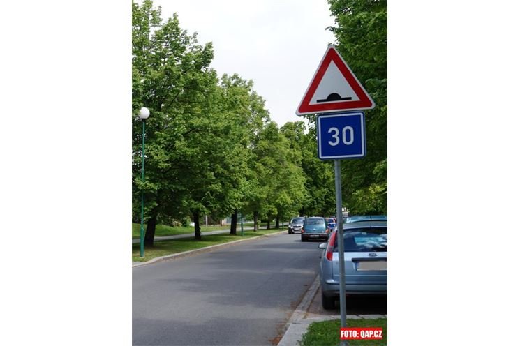 Doporučená rychlost 30 kilometrů v hodině platí v úseku od křižovatky s ulicí V Bezovce...