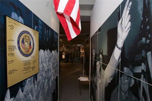 003 odhalení plátna s podpisy veteránů 2015-06-11 003 odhalení plátna s podpisy veteránů 2015-06-11