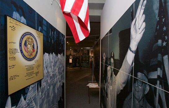 003 odhalení plátna s podpisy veteránů 2015-06-11 003 odhalení plátna s podpisy veteránů 2015-06-11