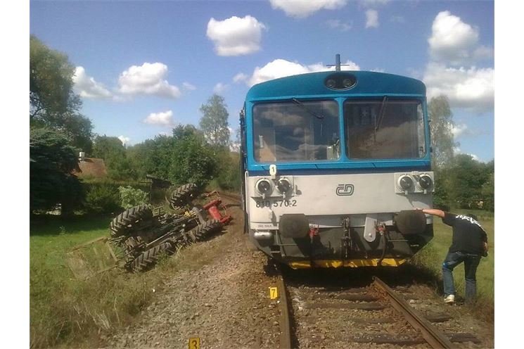 Střet vlaku s traktorem_foto_Drážní inspekce (3)