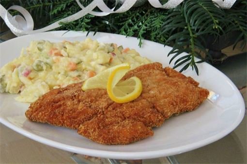 salát a řízek_foto Andrea Motlíková salát a řízek_foto Andrea Motlíková