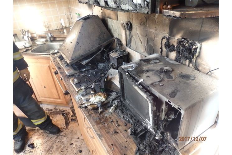 požár kuchyně Holoubkov (2)