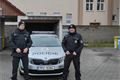 Policisté zachránili muže při požáru_PČR