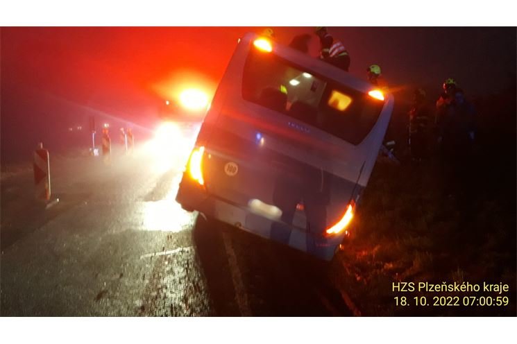 Vejprnice_nehoda autobus_1022_HZSPK (1)