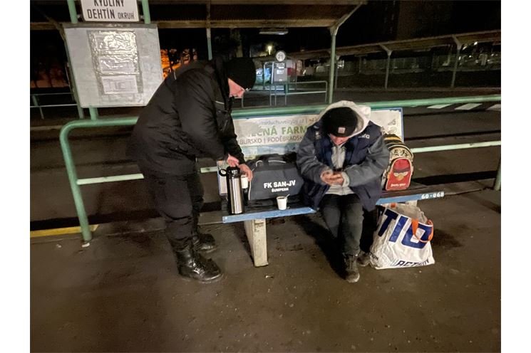 rozdávání čaje bezdomovcům_Klatovy_0223_MPK (4)