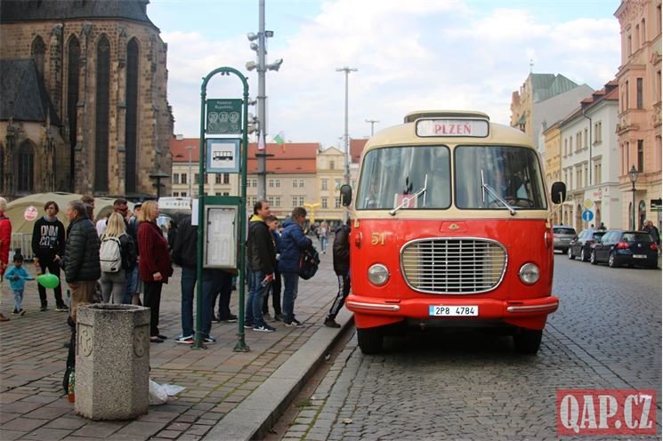 starý autobus_náměstí Plzeň_ilustrační_QAP