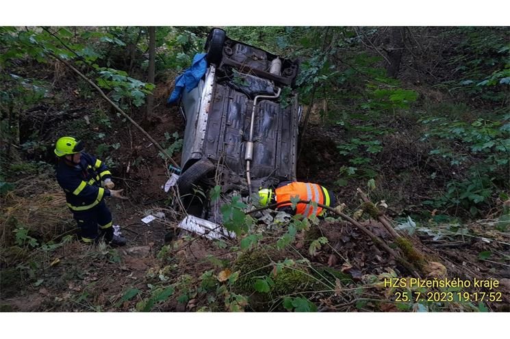 nehoda OA_auto v příkopě na střeše_250723_HZSPK2