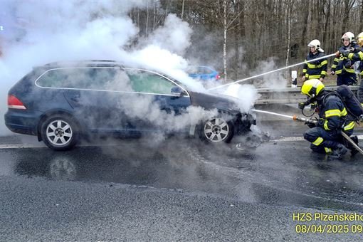 požár auta na Rokycanské_0425_HZSPK (6) požár auta na Rokycanské_0425_HZSPK (6)