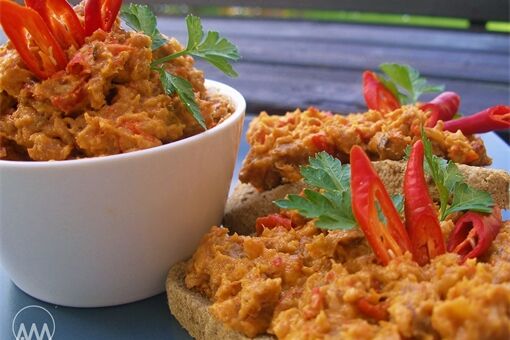 Pikantní bůčková pomazánka_A. Motlíková Pikantní bůčková pomazánka_A. Motlíková