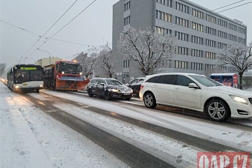 zima_sníh_trolejbus_sypač_Plzeň_0126_QAP zima_sníh_trolejbus_sypač_Plzeň_0126_QAP