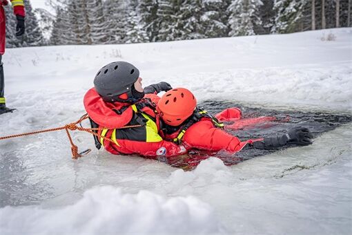 Záchrana osob z vody foto PČR (2) Záchrana osob z vody foto PČR (2)
