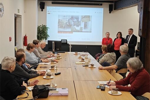 Senioři v Domažlicích začali nový semestr Virtuální univerzity třetího věku_0226_město Dom Senioři v Domažlicích začali nový semestr Virtuální univerzity třetího věku_0226_město Dom