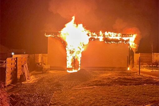 Ranní požár ve Spáleném Poříčí zachvátil dílnu a saunu_0226_JSDH Spálené Poříčí (1) Ranní požár ve Spáleném Poříčí zachvátil dílnu a saunu_0226_JSDH Spálené Poříčí (1)