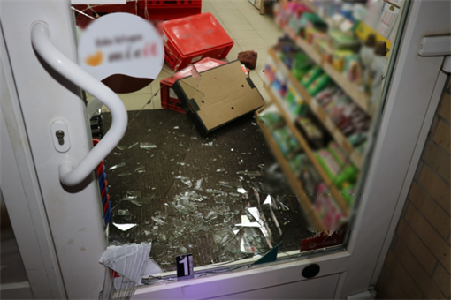 vyloupili obchod_0326_PČR (3) vyloupili obchod_0326_PČR (3)