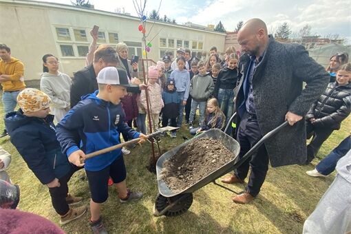 sázení stromů žáci zš_0326_MMP (1) sázení stromů žáci zš_0326_MMP (1)