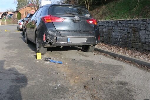 Poškozený plot i zaparkované auto_0426_PČR Poškozený plot i zaparkované auto_0426_PČR