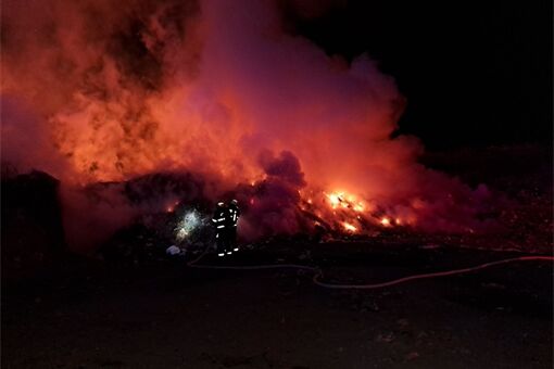 Noční požár skládky u Dobřan_0426_ FB Hasiči Dobřany (1) Noční požár skládky u Dobřan_0426_ FB Hasiči Dobřany (1)