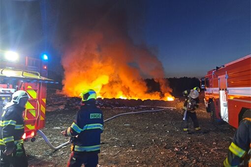 požár skládky Dobřany_0426_foto FB hasiči dobřany (8) požár skládky Dobřany_0426_foto FB hasiči dobřany (8)