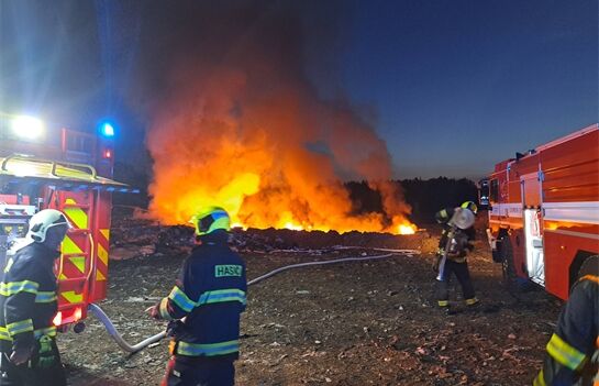 požár skládky Dobřany_0426_foto FB hasiči dobřany (8) požár skládky Dobřany_0426_foto FB hasiči dobřany (8)
