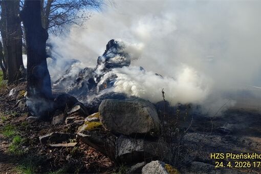U obce Čejkovy hoří balíky slámy_0426_HZSPK (1) U obce Čejkovy hoří balíky slámy_0426_HZSPK (1)