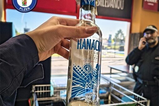 muž v Plzni začal pít ještě mezi regály_0426_MPP muž v Plzni začal pít ještě mezi regály_0426_MPP