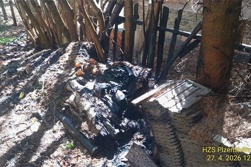 V Opolenci hořel kompost, plameny zasáhly plot i stromy_0426_HZSPK (1) V Opolenci hořel kompost, plameny zasáhly plot i stromy_0426_HZSPK (1)