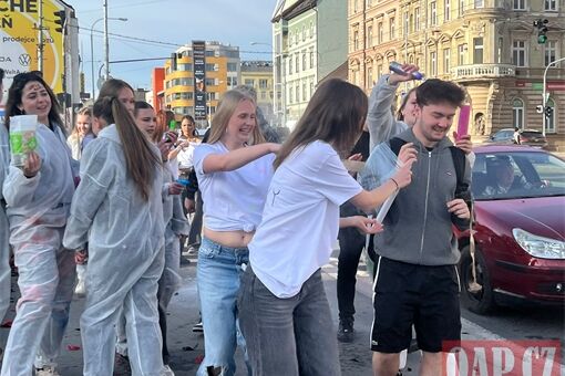 poslední zvonění Masarykovo náměstí_0426_QAP (14) poslední zvonění Masarykovo náměstí_0426_QAP (14)