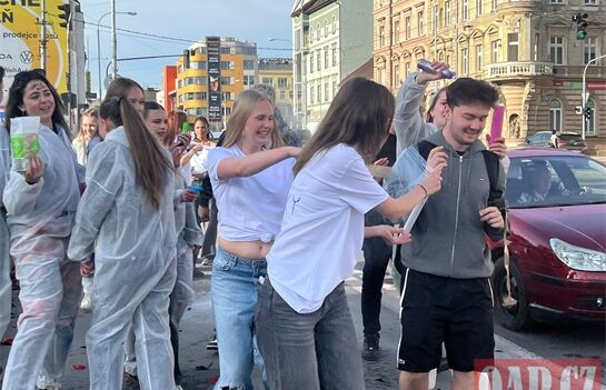 poslední zvonění Masarykovo náměstí_0426_QAP (14) poslední zvonění Masarykovo náměstí_0426_QAP (14)