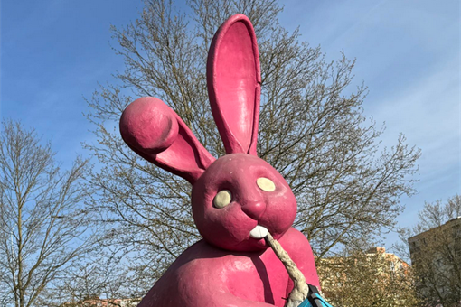 růžový králík požírá kurýra_0426_foto Eliška Darvašová (2) růžový králík požírá kurýra_0426_foto Eliška Darvašová (2)