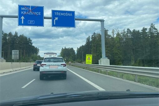 Mezi Plzní a Třemošnou se tvoří kolony_0526_QAP (1) Mezi Plzní a Třemošnou se tvoří kolony_0526_QAP (1)