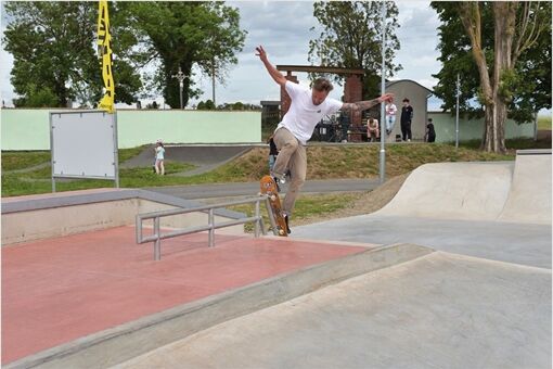 Úherce nový skatepark_0726_obec Úherce (3) Úherce nový skatepark_0726_obec Úherce (3)