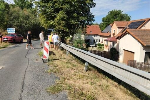 V Radonicích začala oprava havarijní opěrné zdi_0826_SÚSPK (1) V Radonicích začala oprava havarijní opěrné zdi_0826_SÚSPK (1)