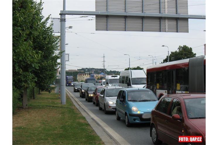 Kolony na mostě generála Pattona. 