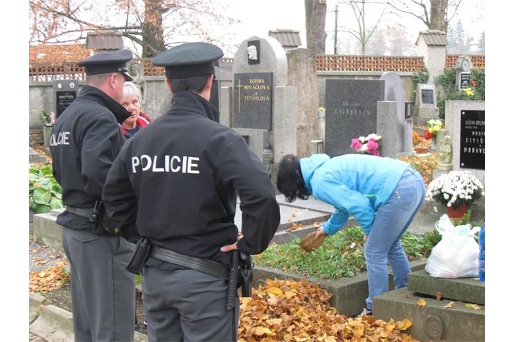 Hlídky policistů obchází hřbitovy.