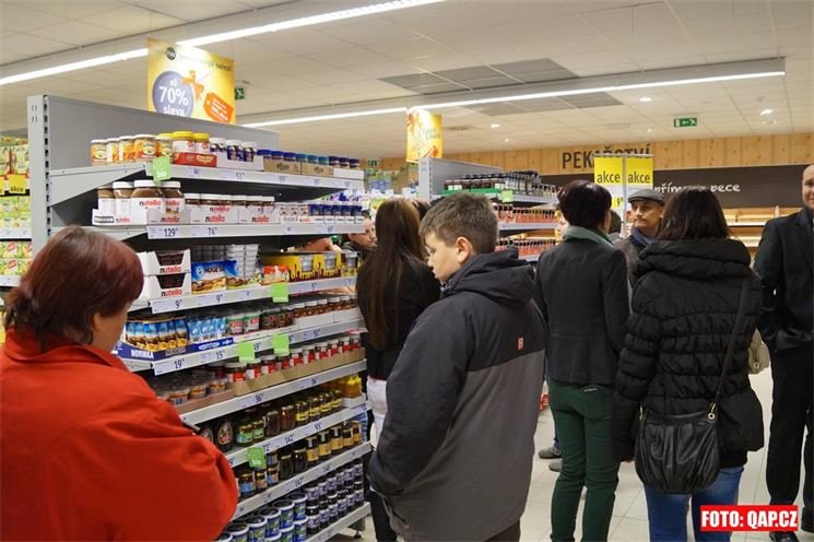 Otevření nového hypermarketu na Vinicích. 