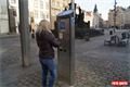 Na náměstí Republiky už fungují nové automaty, které přijímají také bankovky. 
