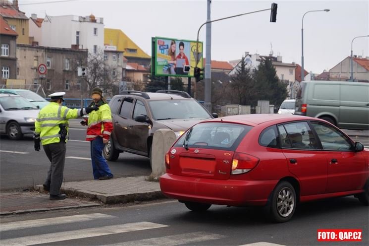 Nehoda tří osobních aut na křižovatce Klatovská - Borská v Plzni. 